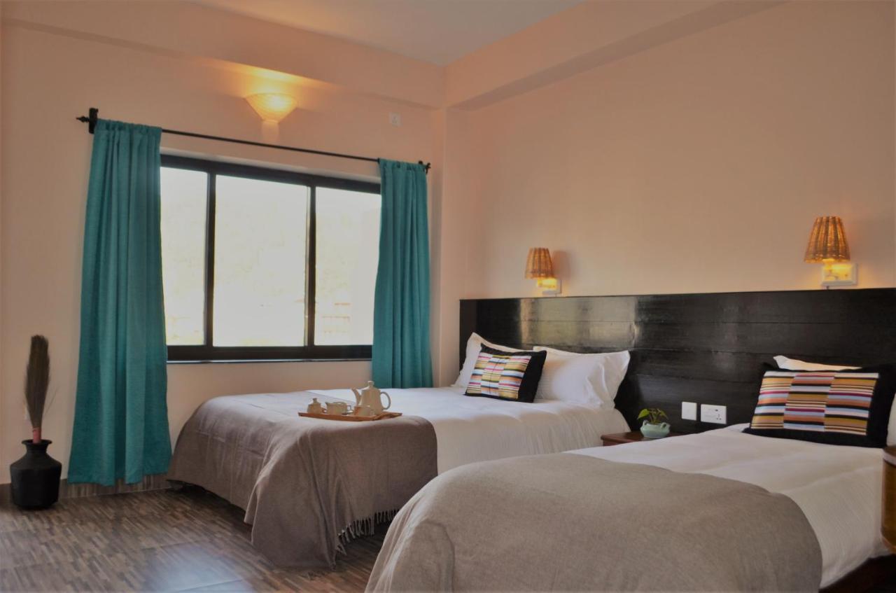 Hotel Karuna Pokhara Extérieur photo